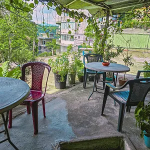 The Brick House Канди